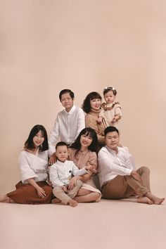 Family Potrait Photoshoot Outfits, Self Shoot Studio Poses Family, Large Family Photo Shoot Ideas Studio, Family Potrait Idea, Family Photo Studio Outfits, Family Portrait Outfits Studio, Korean Family Photoshoot, Family Photo Studio Concept