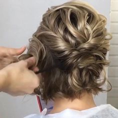 Side Braid Updo Short Hair, Shoulder Length Updo Tutorial, Short Hair Updo For Wedding Tutorial, Styling Short Layered Hair, Half Updos For Short Hair, Short Hair Wedding Guest Styles, Braided Updo For Short Hair, Easy Mom Hairstyles