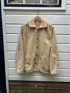 Very cool 90s corduroy Levi's jacket with a black tab big E. In great shape, this jacket is ready to be worn for years.  Brand : Levi's Circa : 1990s Color : Brown Fabric : Corduroy Men's size estimate : Small to Medium Women's size estimate : Medium Armpit to Armpit : 22.8in / 58cm Shoulders : 17.3in / 44cm Total Length : 28.9in / 73.5cm Sleeves : 25.6in / 65cm Country of origin : Turkey All measurements are measured with the item laying flat. The best practice is to measure a similar item to make sure this item will fit you. Please read the description, check all pictures and feel free to ask any questions before placing your order. All sales are final.  All items have had previous owners and therefore show natural signs of wear & fading. Jacket Sherpa, Levis Jacket, Brown Fabric, Best Practice, Corduroy Jacket, Vintage 90s, Favorite Outfit, Gender Neutral, Art Collection