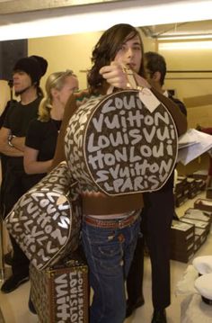 Rare LV Graffiti hatbox love.... Replica Louis Vuitton, Louis Vuitton Sunglasses, Purse Handles, Chic Bags, Louis Vuitton Shoes, Louis Vuitton Bags