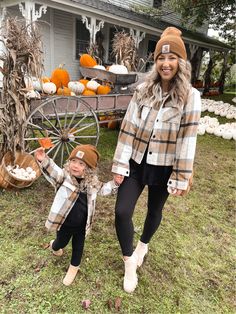 Mom Daughter Outfits, Mommy Daughter Outfits, Mom And Daughter Matching, Pumpkin Patch Outfit, Girls Fall Outfits, Plaid Shirts, Foto Tips, Mommy And Me Outfits, Fall Photoshoot