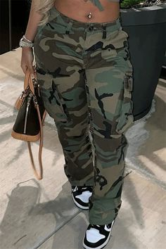 Style Vert, Camouflage Cargo Pants, Women Cargo Pants, Camouflage Pants, Streetwear Mode, Womens Camo, Camo Cargo Pants, Jeans Cargo, Cooler Look