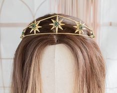 Simple and elegant bridal tiara of light gold color stars inlaid with emerald green crystal, Stunning gold stars Tiara for celestial wedding🌟 Simple Tiara, Emerald Green Crystal, Light Gold Color, Gold Tiara, Celestial Wedding, Hair Jewelry Wedding, Wedding Tiara, October Wedding, White Rhinestone