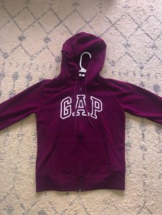 Vintage burgundy GAP zip-up hoodie - Women's medium Gap Outfits Women, Zip Up Hoodie Outfit, Comfy School Outfits, Gap Outfits, Gap Sweatshirt, 2000s Fashion Trends, Gap Hoodie, Downtown Outfits, Shein Outfits