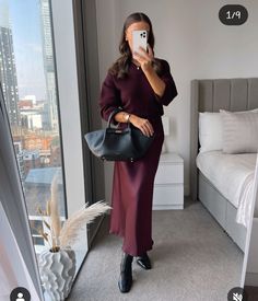 Satin Midi Skirt Outfits, Fall Night Out Outfit, Midi Skirt Outfit Winter, Midi Skirt Outfits, Burgundy Midi Skirt, Silk Skirt Outfit, Satin Skirt Outfit, Feminine Skirt, Burgundy Skirt