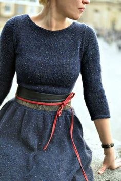 Knitted dress | http://club.osinka.ru/topic-170263 Sukienki Maksi, Red Belt, Looks Chic, Look Vintage, Versatile Dresses, Mode Vintage, Mode Inspiration, Knitting Inspiration, Outfits Casuales