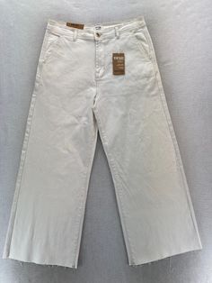 Kensie Jeans Kaya Wide Leg Jeans Women's 12/31 White Denim Vintage Luxe Cropped PLEASE NOTE these have multiple spots on them that will come out in the first wash.  The item shown in the pictures is the exact item you will receive. Please see all pictures for measurements! Condition Notes:  Whether this item is new or pre-owned we encourage you to view all of the pictures provided for measurements and or any noticeable flaws. We suggest you compare the measurements to your favorite clothes to ensure a great fit! We offer combined shipping to help save you some money!! 2 Items Ship for $9.99 & each Additional item is $1 Extra!!  (Simply reach out to me to apply discount)  We Greatly appreciate your business! Please remember to leave positive feedback if you are happy with your purchase! Ret Kensie Jeans, No Problem, Brands Outlet, White Denim, Save You, Positive Feedback, Wide Leg Jeans, Leg Jeans, Favorite Outfit