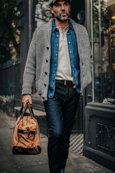 Grandpa Outfit, Dude Style, David Beckham Style, Manly Style, Leather Elbow Patches, Outfit Cardigan, British Country, Casual Dressing, Leather Chukka Boots