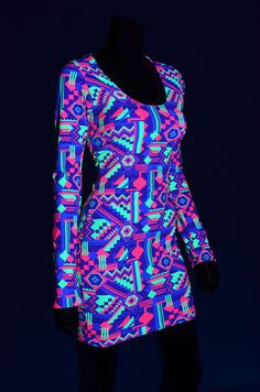 Soo cool Neon Parties, Neon Party Outfits, Party Dress Night, Outfit Ideas For Church, Party Dress Classy, Light Party, Neon Dresses, Neon Outfits, Dark Dress