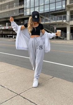 What To Wear With Grey Sweatpants, Jogging Outfit Women, Outfit Jogging, Gray Sweatpants Outfit, Style Androgyne, Jogging Nike, Track Pants Outfit, Cute Sweatpants Outfit, Sweats Outfit