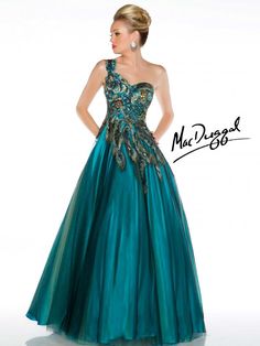 This 2013 long peacock color dress  features a detailed sweetheart neckline and one shoulder strap. The dress features  faux peacock feather embellishments and beading throughout the torso that flows into the full tulle skirt. This dress is perfect for prom or at a special occasion. Teal Dresses, Robes Glamour, Peacock Dress, Dresses For Wedding, Ball Gowns Prom, Mac Duggal, Prom Dresses Ball Gown, Herve Leger, Beauty And Fashion