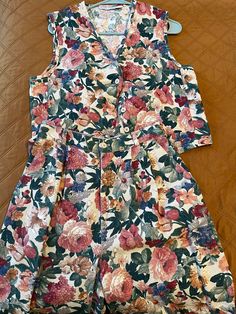 Vintage matching set, vest top and shorts, floral, 100% cotton. Top is size M, and the matching shorts are size 8.  This set is in great condition, no signs of stains or damage!  Dimensions:  Waist: 26 in Inseam: 7-8 in. Vintage items are often pre-owned. I do my best to report condition accurately, if you feel as though I have misrepresented an item please contact me immediately. I will do what I can to work with you and figure out how to remedy any grievances.  House Savvy is not responsible for lost or stolen packages, but I will do my best to ensure your package reaches you safely. I will ship through USPS/mail carrier, and all packages are insured through them. Please make sure that all addresses on your order or correct. I will not be able to make accommodations for packages delivere Casual Sleeveless Sets With Floral Print, Casual Sleeveless Floral Print Sets, Summer Floral Print Sleeveless Set, Sleeveless Summer Sets With Floral Print, Short Cotton Tops With Floral Print, Sleeveless Floral Print Summer Sets, Cotton Floral Print Short Tops, Spring Multicolor Cotton Short Set, Multicolor Cotton Short Set For Spring