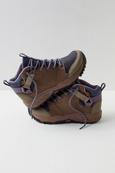 Vintage Hiking Shoes, Women’s Hiking Shoe, Hiking Boots Aesthetic, Women Hiking Boots Outfit, Cute Hiking Shoes, Cute Hiking Boots, Hiking Essentials For Women, Stylish Hiking Boots, Hiking Sneakers Women