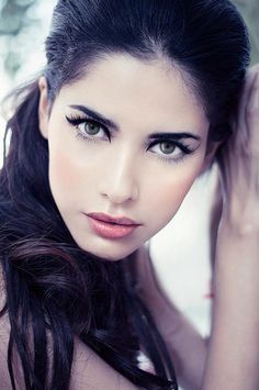 Stunning! Make Up Sposa, Coloured Contacts, Dramatic Eye Makeup, Dramatic Eyes, Braut Make-up, Color Wheel, Beautiful Makeup, Brown Eyes, Beauty Face