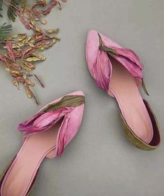 Handmade Pink Satins Flower Pointed Toe Flat ShoesMade of:- Upper.-Rubber sole-Faux Leather cushioned insole.0.59"/1.5cm Heel Mode Shoes, Mode Tips, Dr Shoes, Pointed Flats, Neue Outfits, Satin Flowers, Leather Cushion, Pointed Toe Flats, Pink Shoes