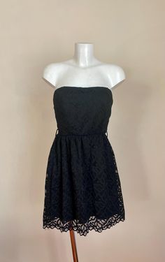 Vintage black lace mini Italy dress, retro style, stretchy fabric, very good condition, high quality. Material: polyester, elastin, stretchy fabric Size: L, length - 74 cm Thanks for visiting! Retro Mini Dress, Party Dress Casual, Italy Dress, Dress Retro, Retro Mode, Retro Stil, Bohemian Dress, Dress Party, Retro Dress