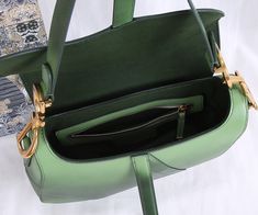 The hot top saddle bag is hand-smudged Brand-new shoulder straps and metal accessories rich in ethnic style, which can be worn cross-body to show free movement and unique personality

Size 25.5×20×6.5CM Bags Style, Lv Belt, Embroidered Handbag, Hot Top, Lv Purse, Lv Shoes, Lv Wallet, Lv Handbags, Bag Shop