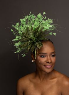 Explore exquisite designer Kentucky Derby hats and fascinator hats at The Hat Girls. Find a stunning collection of ladies' hats for your special occasions. Ideas Casamiento, Diy Fascinator, Fascinator Hats Outfit, Afro Hair Art, Headwrap Hairstyles, Derby Attire, Unusual Hats, Stylish Womens Hats, Fascinator Hats Diy