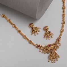 Baby Necklace Gold Indian, Antique Long Necklace, Short Gold Necklace, Women Gold Necklace, Gold Things, Simple Necklace Designs, Long Necklace Set, Indian Wedding Jewelry Sets, Gold Jewels Design