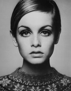 Twiggy. The '60s went back to the '20s bob hair cut again, and focus was more on the eyes...mascara was applied heavily on the upper and lower lashes, lips became nude or very light pink Moda Pin Up, Brian Duffy, Shorthair Haircut, 60s Icons, Haircut Women, Cecil Beaton