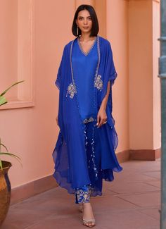 Blue Embellished Satin Kurta Set With Cape Isha Gupta Tayal - Fabilicious Fashion Info Western Outfits Indian Weddings, Indo Western Suits Women, Organza Suits Indian, Organza Suit Design, Satin Kurti Designs, Tilla Work Embroidery, Satin Kurta Set, Cape Dress Indian, Cape Organza