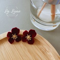 Product Name: Elegant Classy Red Velvet Petals Gold Stamens Flower Stud Earrings  Size: 2.6cm (H) x 2.5cm (W) (measure at the widest point) Condition: Brand New Color: Dark Red & Gold Please note:  - There may be slight variation in size due to manual measurement - Actual product color may appear slight different to the product shot Rose Red Flower Earrings For Pierced Ears, Elegant Red Flower Earrings, Rose Red Flower Earrings For Wedding, Rose Red Flower Wedding Earrings, Rose Red Flower-shaped Earrings For Pierced Ears, Red Flower Drop Earrings For Wedding, Wedding Rose Red Flower Earrings, Red Flower Earrings For Wedding, Wedding Flower Shaped Rose Red Earrings