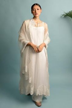 Shop for Karishma Khanduja Bareilly White Organza Kurta Set for Women Online at Aza Fashions Chiffon Kurta, Gaurang Shah, Organza Kurta, White Anarkali, White Kaftan, Organza Suits, Daisy Embroidery, Tulle Embroidery, Simple Frocks