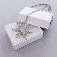 Stainless steel snowflake necklace with small jewels Elsa Jewelry, Frozen Aesthetic, Frozen Necklace, Ice Necklace, Frozen Queen, Frozen Snowflake, Character Clothing, Snowflake Necklace, Frozen Inspired