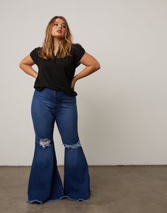 Bell Bottom Jeans Outfit Midsize, Plus Size Flare Jeans Outfits, Plus Size Bell Bottoms, Flare Jean Outfit, Bell Bottom Jeans Outfit, Flare Jeans Outfit, Super Flare Jeans, Plus Size Fall Outfit, Curvy Jeans