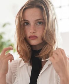 Blonde Hair Dark Eyes, Camille Yolaine, Makup Looks, Pale Skin Makeup, Women With Freckles, Camille Rowe, Parisienne Chic, Honey Hair, Hair Reference