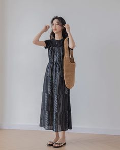 A cami dress with a ruched design that shows off your waistline.

The material is very soft and can be worn cool even in summer.

We recommend pairing your feet with sandals for a casual look.
◾️Model
Height/Weight：168cm(66.1in)/50kg(110.2lb)
Fitting Size：L
◾️Material
polyester 100%　



Size (cm)
Length
Chest
Waist


XS
108
82
67


S
114
82
67


M
117
86
71


L
120
90
75 Long Cami Dress, Cami Dress, Height And Weight, Model Height, Casual Looks, White And Black, Off White, Black, Design