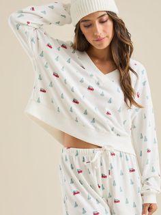 Relax in style with our plush lounge set featuring a festive Christmas tree pattern. Perfect for holiday gatherings or cozy nights in. Holiday Pjs, Christmas Pj, Family Christmas Party, Cute Pajama Sets, Holiday Pajamas, Christmas Tree Pattern, Cute Pajamas, Tree Pattern, Pajama Party