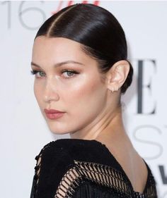 Bella Hadid Short Hair, Hair In A Bun, Red Carpet Makeup, Be Generous, Curly Bun, Sleek Hairstyles, Bella Hadid, Beauty Inspiration, Dark Hair