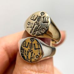 Memento Mori Signet – Digby & Iona Memento Mori Signet Ring, Memento Mori Ring, Pinky Rings, Mode Grunge, Dark Jewelry, Outfits Hombre, Signet Rings, Jewelry Lookbook, Mens Accessories Fashion