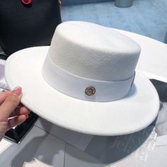 Look classy and timeless with this Elegant women Fedora Hat. Crafted from soft cotton with a flat top, this casual hat transitions easily between all seasons. Ideal for any modern woman with impeccable style, it is sure to impress those around you. Mens Panama Hat, Fedora Hats For Women, Fedora Hat Style, Womens Fedora Hat, Flat Top Hat, Fascinator Wedding, Jazz Hat, Womens Fedora, Beige Hat