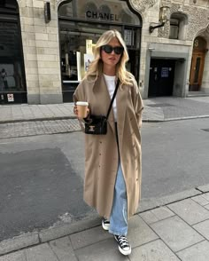 Beige Coat Outfit, Beige Trench Coat Outfit, Trench Coat Outfit Fall, Trench Coat Casual, Fall Coat Outfit, Trench Coats Women Long, Converse Outfits