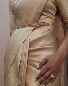 Golden Sari, Mehndi Lehenga, Saree Belt, Lehenga Sari, Indian Dress Up, Saree With Belt, Lehenga Saree Design, Saree Wearing Styles