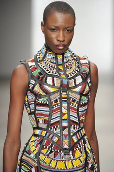 Amazing traditional Masaai beadwork given a contemporary edge... Ethno Style, Afrikaanse Mode, Mode Boho, African Textiles, African Inspired Fashion, Kitenge, African Pattern, Africa Fashion, Maasai