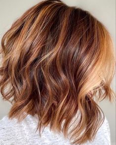 Copper To Blonde Balayage Short Hair, Womans Hair Styles 2022, Red Brown Balayage Blonde, Honey Blonde Balayage Brunettes Short, Copper Brown Balayage Short Hair, Reddish Brown Hair With Money Piece, Copper Bayalage Hair Brunettes, Fall Hair Colors Short Bobs, Shoulder Length Hair Copper