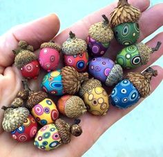 there are many different pictures of decorated eggs in the palm tree and pine cone decorations