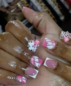 Bday Nail Designs, Short Acrylic Nails With Charms, Baddie Short Nails, Short Junk Nail Designs, Short Nail Sets