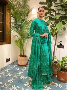 alia bhatt at a wedding Mehendi Outfits, Salwar Dress, Dress Salwar Kameez, Look Plus Size, Salwar Kamiz, Traditional Indian Outfits, Party Kleidung, Ethnic Outfits