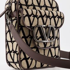 Sac Locò en Toile Iconographe Valentino Garavani pour homme. Logo Monogramme, Valentino Logo, Brown Bag, Brown Canvas, Monogram Logo, Canvas Bag, Flap Pocket, Valentino Garavani, Modern Woman