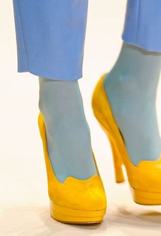 Cacharel Yellow Pumps, Yellow Shoes, Walk This Way, Heels Pumps, Knitwear Design, Mellow Yellow, Style Icon