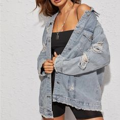 The Sexiest Most Stylish Denim Jacket You Will Own! Comfortable Loose Fit Style For The Look! Front Chest Pockets! Beautiful Chic Design Longline Denim Jacket, Long Denim Jacket, Oversized Jean Jacket, Quoi Porter, Hooded Denim Jacket, Oversized Jeans, Distressed Jean Jacket, Denim Trucker Jacket, Denim Jacket Women