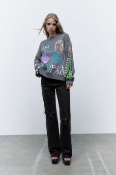 Round neck sweatshirt with long sleeves, ribbed trims and a contrast print.