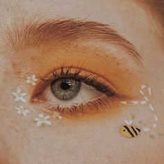 120 ideias de Delineados em 2022 | ideias de maquiagem, ideias para maquilhagem, tutoriais de maquiagem Bee Makeup Look, Cottage Core Makeup, Mascara Aesthetic, Cottagecore Makeup, Bee With Flowers, Bee Makeup, Healthy Makeup