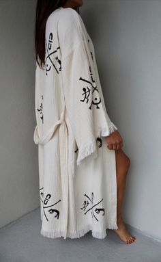 Purpose of usage; Turkish cotton robe, spa bath, boho robe,  Made of %100 Cotton, Ethnic Kaftan, Kimono Robe, Dressing gown, Boho Cover Up, Meditation Robe, Organic Cotton bathrobe, lithograph pattern, Unisex Spa robe Dries very quickly, soft and light, Eco friendly, absorbs water better than towel. Standart size Care:  -You can wash in cool water 30C to 40C. Please do not use bleach or fabric softener. - Dry naturally. Don't machine dry! - Colors on your monitor may differ slightly from the original. The peshtemal bathrobe absorbs water as fast as a traditional towel, dries very quickly, takes up less space, is easy to carry and is therefore used as an alternative to the towel in bathrooms, pools, spas, beaches, and sports facilities A peshtemal is a traditional towel used in baths. A sta Boho Robes, Cotton Bathrobe, Boho Mode, Bohemian Mode, Mode Abaya, Mode Boho, Moda Boho, Modieuze Outfits, Moda Vintage