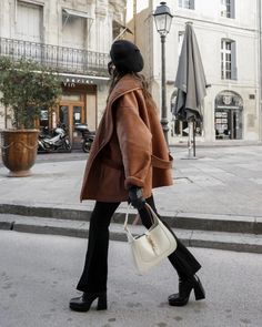 Brown Winter Coat, Winter Mode Outfits, 2022 Aesthetic, Outfit Chic, Brown Coat, Winter 2022, Moda Vintage, Mode Inspo