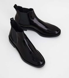 Ankle boots in elegant, semi-shiny leather with side elastic inserts, stamped Tod's monogram and a rubber outsole with embossed rubber pebbles. Booties For Women, Boots Chelsea, Italian Luxury, Rubber Heels, Black Ankle Boots, Leather Ankle Boots, Luxury Shoes, Leather Boots, Chelsea Boots